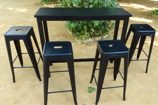 Mesa alta de madera con taburetes